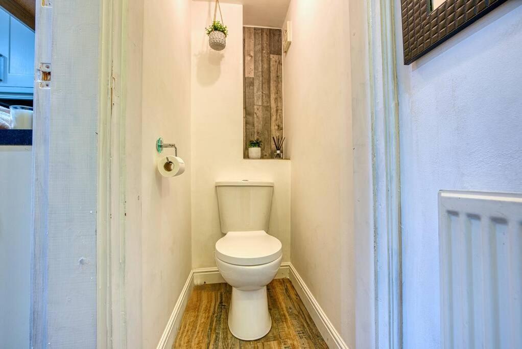 Delightful Two-Bedroom Cottage In The Heart Of Bakewell Exterior photo